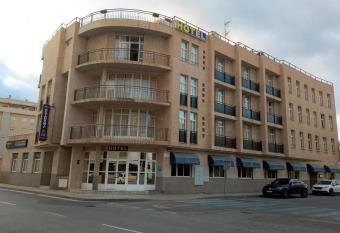 Hotel Estrella Del Mar allows 18 year olds to book a room