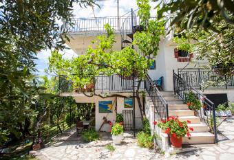 Nakou House has Balcony rooms