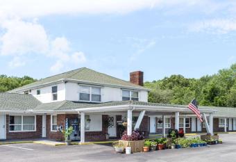 Elite Inn has Smoking rooms