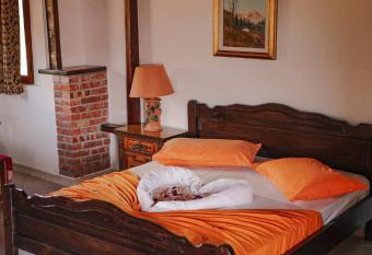 Keshtjella Syni Zi - Bujtine has rooms with a private hot tub