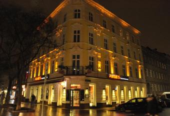 Arnes Hotel Vienna allows 18 year olds to book a room
