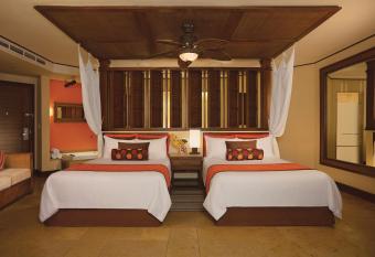 Dreams Riviera Cancun Resort & Spa - All Inclusive has rooms with a private hot tub
