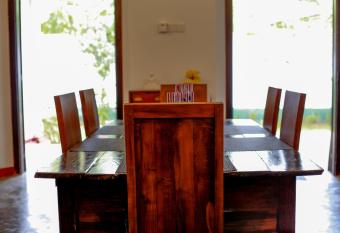 MA` Holidays - Villa Induruwa has Balcony rooms