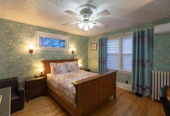 Prince Street Suites has rooms with a private hot tub