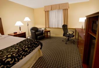 Best Western Plus Brunswick Bath has rooms with a private hot tub