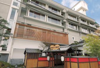 Itoen Hotel Asamanoyu allows 18 year olds to book a room