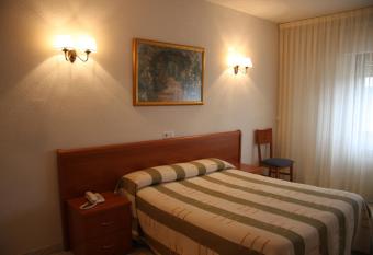 Hotel Alameda has rooms with a private hot tub