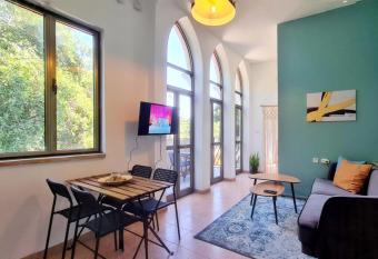 Flea Market Studios allows 18 year olds to book a room