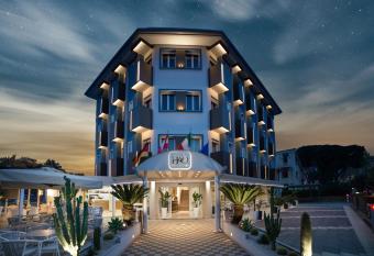 Hotel All Orologio 3 Stelle Superior allows 18 year olds to book a room