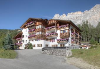 Hotel Ciasa Ai Pini has Balcony rooms