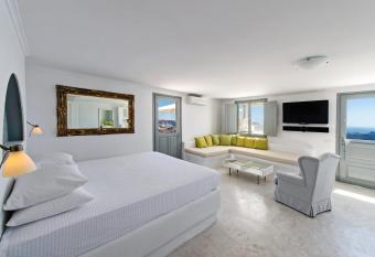 Lava Suites & Lounge has rooms with a private hot tub