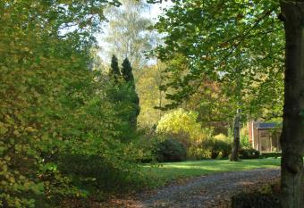 La Monardi  re has rooms with a private hot tub