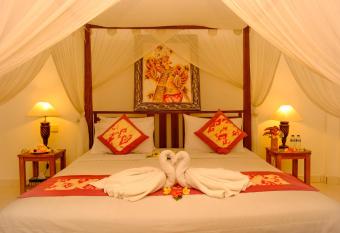 Semujan Bungalow has rooms with a private hot tub