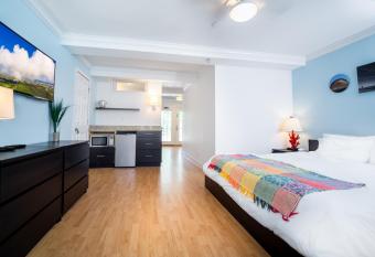 Canalside Inn has rooms with a private hot tub