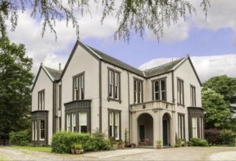 Fernlea spacious apartment allows 18 year olds to book a room