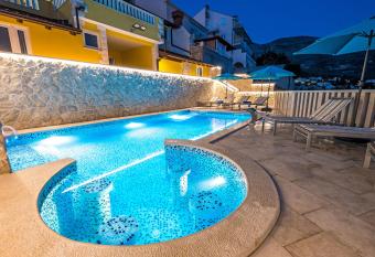 Apartments Sunset has Balcony rooms