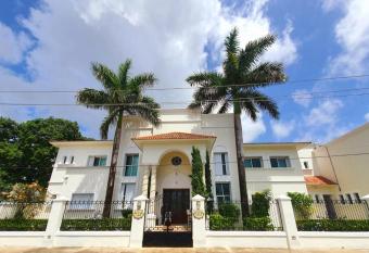 Villa Segovia has rooms with a private hot tub