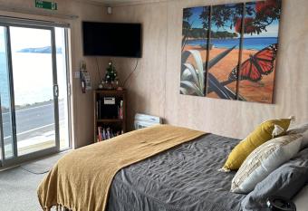 Te Mata Bay Seaviews allows 18 year olds to book a room
