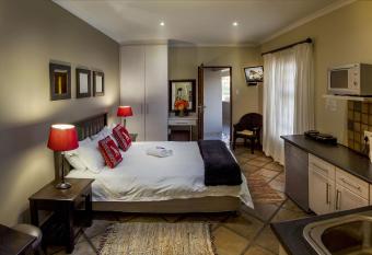 Lalapanzi Guest Lodge allows 18 year olds to book a room