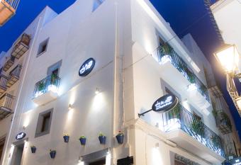 La Sepia Boba (Adults only) allows 18 year olds to book a room