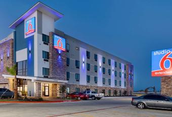 Studio 6 Buda, TX allows 18 year olds to book a room