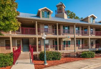 Holiday Inn Club Vacations Apple Mountain Resort at Clarkesville has rooms with a private hot tub