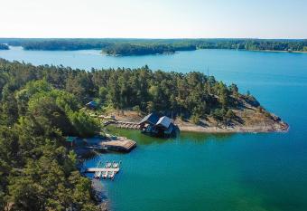 Bj  rkholm m  kit allows 18 year olds to book a room