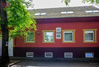 C  vis Sz  ll  shely allows 18 year olds to book a room