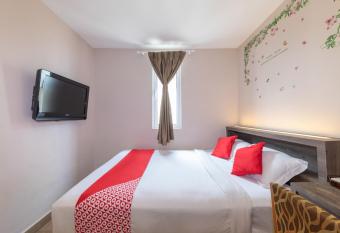 OYO 429 Sunlight Hotel allows 18 year olds to book a room