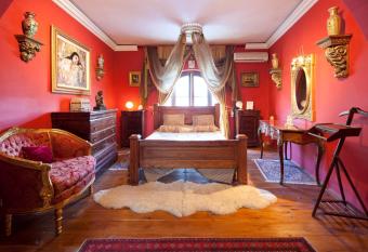 Knights In Malta B&B has Balcony rooms