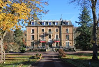 Logis H  tel & Restaurant - Le Manoir de Sauvegrain allows 18 year olds to book a room