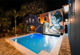 Hotel Casa de las Flores allows 18 year olds to book a room