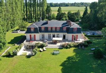 Le domaine de barbizon has Balcony rooms
