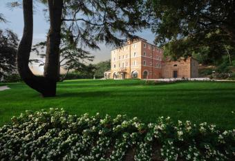 Villa Lattanzi allows 18 year olds to book a room