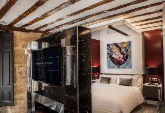 Wine & Soul Suites has rooms with a private hot tub