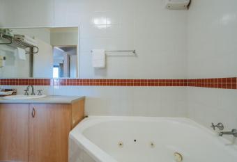 Canning Bridge Auto Lodge has rooms with a private hot tub