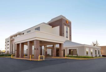 La Quinta Inn & Suites by Wyndham Dothan allows 18 year olds to book a room