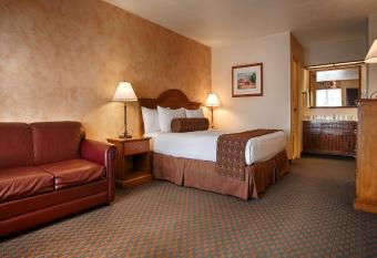 Best Western Casa Grande Inn has rooms with a private hot tub