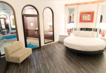 Paradise Stream Resort has rooms with a private hot tub