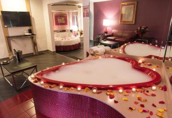 Pocono Palace Resort has rooms with a private hot tub