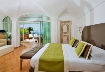 Hotel L Ancora has rooms with a private hot tub