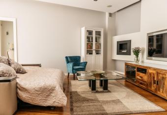 Piedmont Apartments by Loft Affair has rooms with a private hot tub