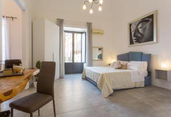 B&B Palazzo Bruca Catania has rooms with a private hot tub