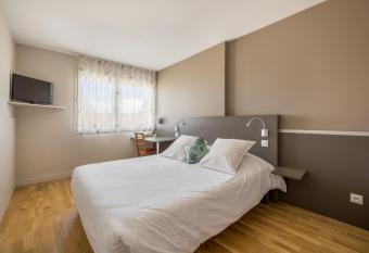 H  tel Newport allows 18 year olds to book a room