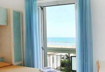 Hotel Dolores allows 18 year olds to book a room