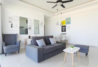 One Homestay C 6pax 2Rooms allows 18 year olds to book a room