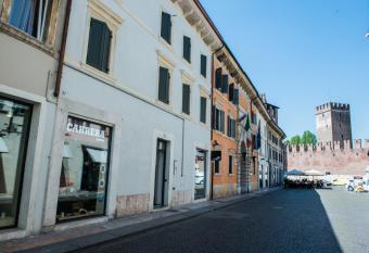 Carrera Home Appartamenti Verona - Bike Hotel has Balcony rooms