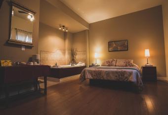 Auberge Micro-Brasserie Le Baril Roulant has rooms with a private hot tub