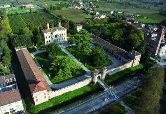 Castello di Roncade has Balcony rooms