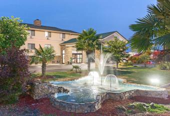 Super 8 by Wyndham Anderson/Clemson Area has Smoking rooms